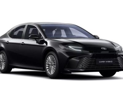 Hybrydowa Toyota Camry po przecenie. Teraz jest tańsza nawet od Priusa