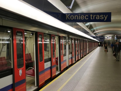 Bezdomny groził nożem na stacji metra Kabaty. 