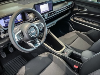 Startował z 138 tys. zł, a teraz za 105 tys. zł prosi o uwagę. Ten hybrydowy SUV z automatem powinien tyle kosztować od początku i jeździłoby ich dziś pełno