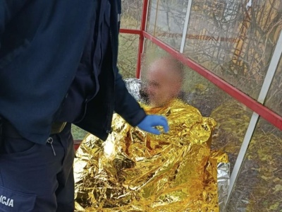 51-latek zabłądził i noc spędził na przystanku. Policjanci pomogli mężczyźnie