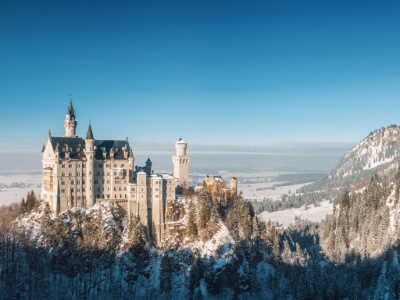 To nie bajka! Zamek z czołówki Disneya istnieje naprawdę i ma zaskakującą historię