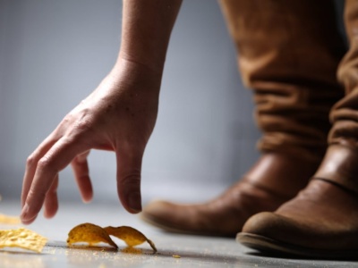 Zasada 5 sekund. Co dzieje się z jedzeniem kiedy spada na podłogę