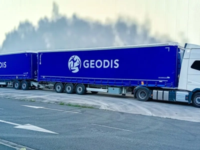 Dwanaście 32-metrowych zestawów dla Geodis, z flotą 17-litrowych ciągników
