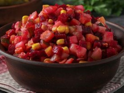 Buraki i kukurydza z dodatkami. Sałatkowy pewniak, który pierwszy znika ze świątecznego stołu