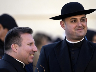 Przybywa wiernych w Anglii, biskup poświęcił nowy kościół