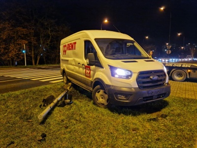 Lublin: Zmieniał pas jezdni, doprowadził do zderzenia z toyotą i staranował sygnalizator