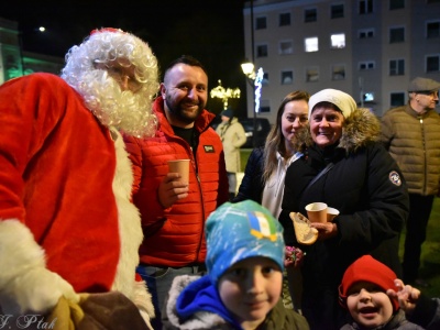 Rozświetlenie Kietrzańskiej Choinki – strażacki Mikołaj w akcji