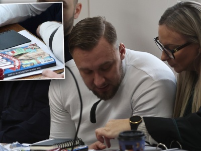 Tak Łukasz Żak zabija nudę. Można by się nawet uśmiechnąć, gdyby nie fakt, że chodzi o wielką tragedię