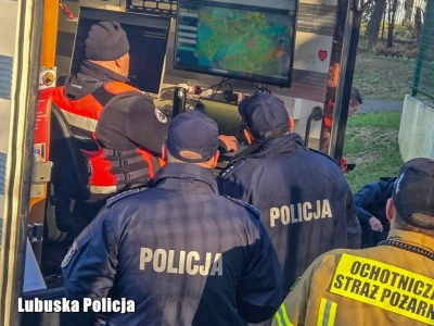 Dziesiątki ludzi, drony i psy tropiące. Policja prowadzi poszukiwania 27-latka