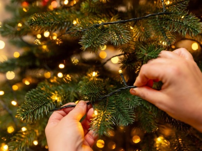Lampki choinkowe mogą pozbawić nas aż 5 tys. zł. O kosztowny błąd nietrudno
