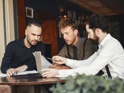 Młodzi Polacy mają dość. Czują się gorzej traktowani niż kobiety