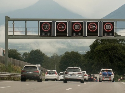 Zjedziesz z autostrady w Alpach, a tam policja. Zimą sypią się mandaty