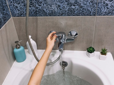 Myjesz wannę, a ona i tak wygląda na brudną? Ten trik odmienia wszystko po jednej aplikacji