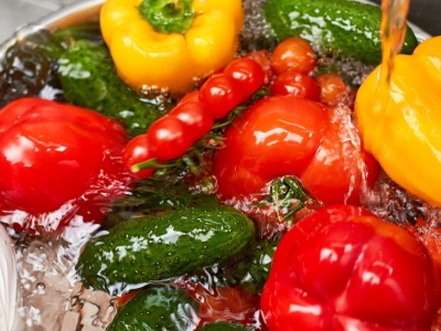 Polacy jedzą te rzeczy na potęgę. Są pełne substancji szkodliwych dla jelit