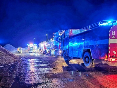 Strażacy walczą ze sporym pożarem niedaleko Ostrowa