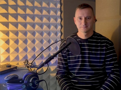 Z Andrychowa na platformy ogólnopolskie. Robert Fraś podbija rynek audiobooków