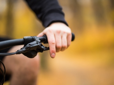 Niebezpieczne zdarzenie na drodze w Orłowie. Samochód zahaczył o dwoje dzieci
