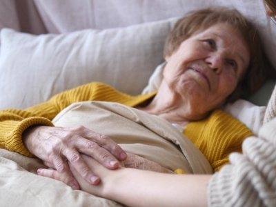 Zasiłek na opiekę nad rodzicem i innym członkiem rodziny – warunki, zasady, stawki