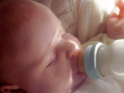 Pilne ostrzeżenie GIS. Groźna bakteria w popularnym mleku dla niemowląt