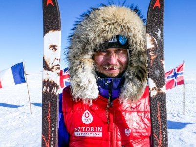 Zbliżają się do bieguna i widzą wielkie plamy moczu. 