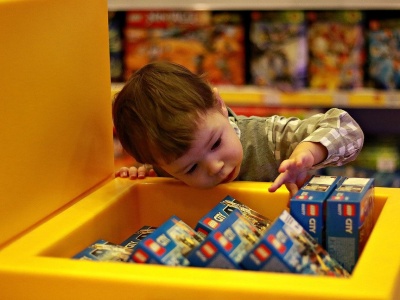 Rodzice zaproponowali dziadkom, by kupić dziecku wspólny prezent. 