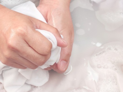 Wyjmij z lodówki i zalej nią firanki. Zadziała lepiej niż wybielacz. Będą jak nowe