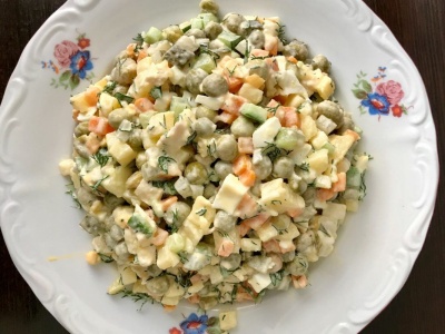 Nigdy nie dodawaj tego warzywa do sałatki jarzynowej. Cała miska skwaśnieje w kilka godzin