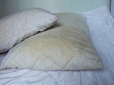 Na poduszce robią się żółte plamy? Immunolog tłumaczy, co dzieje się w jej wnętrzu