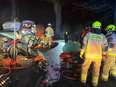 Dwie osoby nie żyją, 22-latek walczy o życie. Tragiczny wypadek w Rejsytach