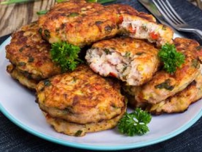 Do ciasta dorzucam kiełbasę i smażę placki. O ziemniaczane nikt nawet nie zapyta