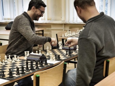 Trwa I Turniej Szachowy “Chesstochowa”. Zobaczcie, jak wygląda rywalizacja w królewskiej grze