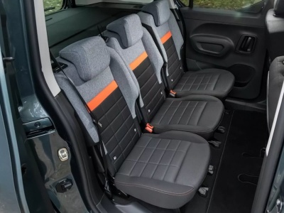 Za 97 782 zł żaden SUV nie oferuje tak dużego bagażnika i stolików lotniczych. 775 litrów to idealna przestrzeń dla wymagających rodzin