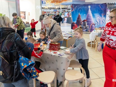 Można kupić książkę lub świąteczną ozdobę i pomóc dzieciom