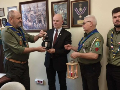 Betlejemskie Światło Pokoju trafiło do Częstochowy. Harcerze przekazali je władzom miasta