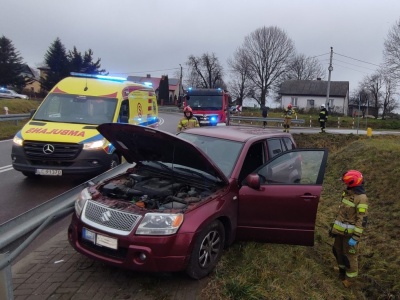 Wypadek na DW846 w Małochwieju Dużym. Jedna osoba poszkodowana