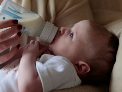 Pilny komunikat GIS dla rodziców. Groźne bakterie w mleku modyfikowanym