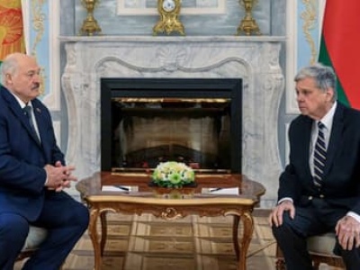 Białoruś wypuszcza więźniów politycznych. Na liście laureat pokojowego Nobla