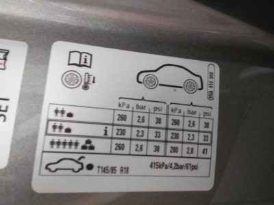 Niepozorna naklejka w aucie. Kto jej nie czyta... ten ryzykuje. Oszczędzi ci stresu na stacji