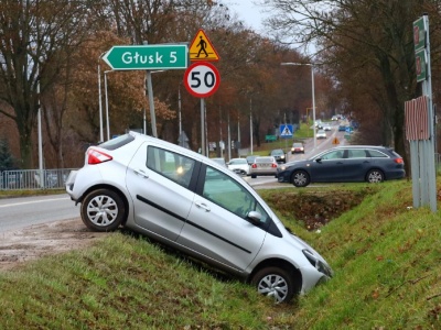 Świdnik: Kierowcy zatrzymywali się na widok toyoty w rowie. W środku nikogo jednak nie było