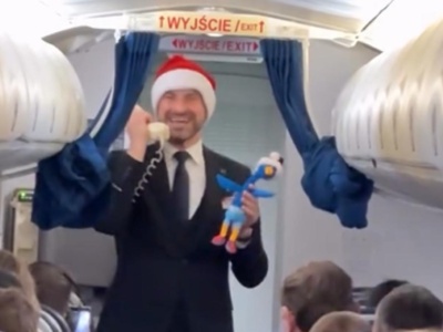 Steward LOT-u śpiewa na pokładzie. Internauci zachwyceni. 