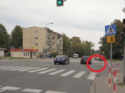 Dwa pasy przechodzą w jeden. Pierwszeństwo ma auto z prawej czy z lewej?