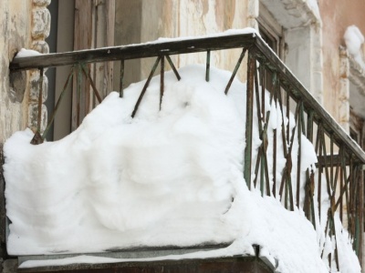 W chłodne dni trzymasz jedzenie na balkonie? Uważaj, możesz to przypłacić zdrowiem