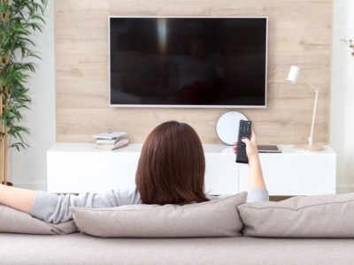 To najgorsze miejsce na postawienie telewizora. Źle wygląda i niszczy wzrok