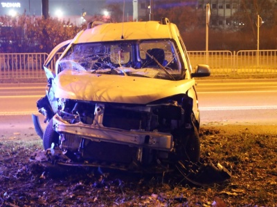 Taranował po drodze znaki, na Majdanku wjechał w drzewo. Kierowca dacii był kompletnie pijany