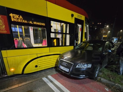 Zderzenie Audi z tramwajem na Bródnie. Zablokowany ruch