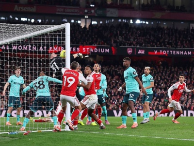 Męczarnie Arsenalu z czerwoną latarnią. Zdecydowały dwa gole samobójcze