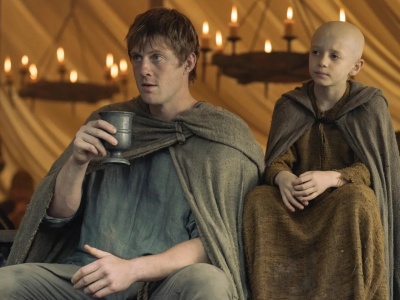 Bohater Rycerza Siedmiu Królestw jest jak „mniej seksowny Geralt z Rivii”. Aktor był zachwycony pierwszym sezonem Wiedźmina