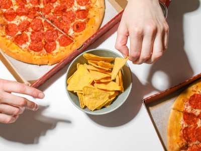 Jedzenie na wynos zwiększa stan zapalny i ryzyko chorób serca – nowe badanie