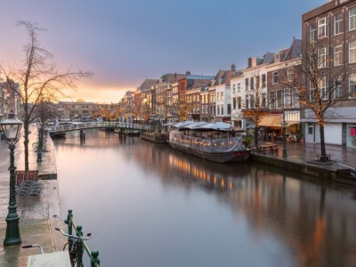 Odwiedź pływający jarmark bożonarodzeniowy. To jedno z najpiękniejszych miejsc w Europie