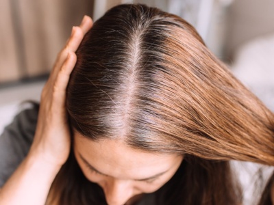 Włosy tracą kolor szybciej niż powinny? Winowajca może cię zaskoczyć